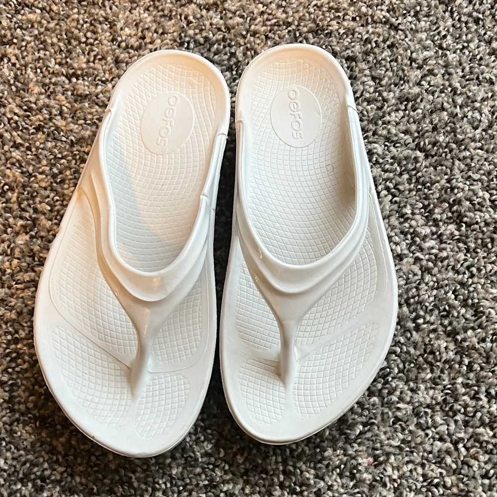 OOFOS White Women's Recovery Flip Flops